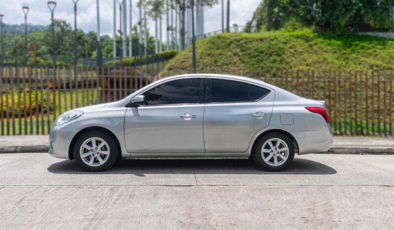 Nissan Versa Advance AT – 2015 lleno