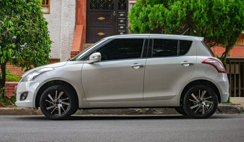 Suzuki Swift Hatchback – 2015 lleno