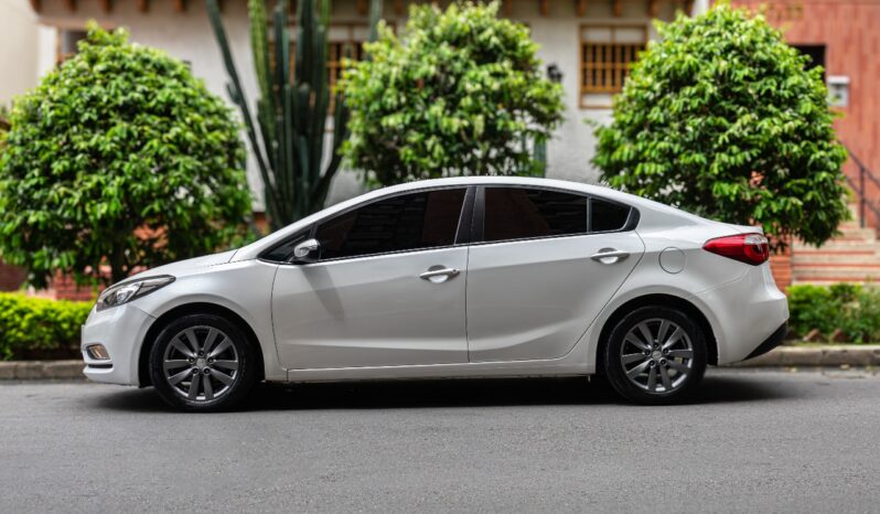 Kia Cerato Pro Automático – 2015 lleno