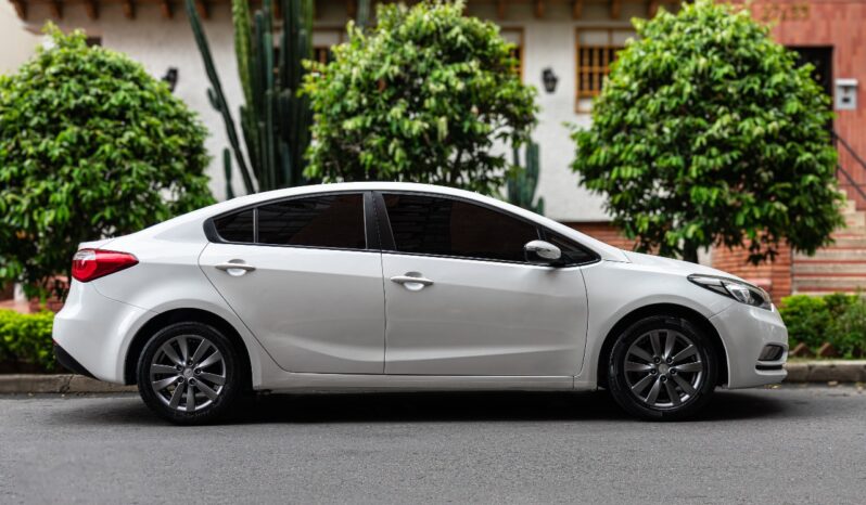 Kia Cerato Pro Automático – 2015 lleno